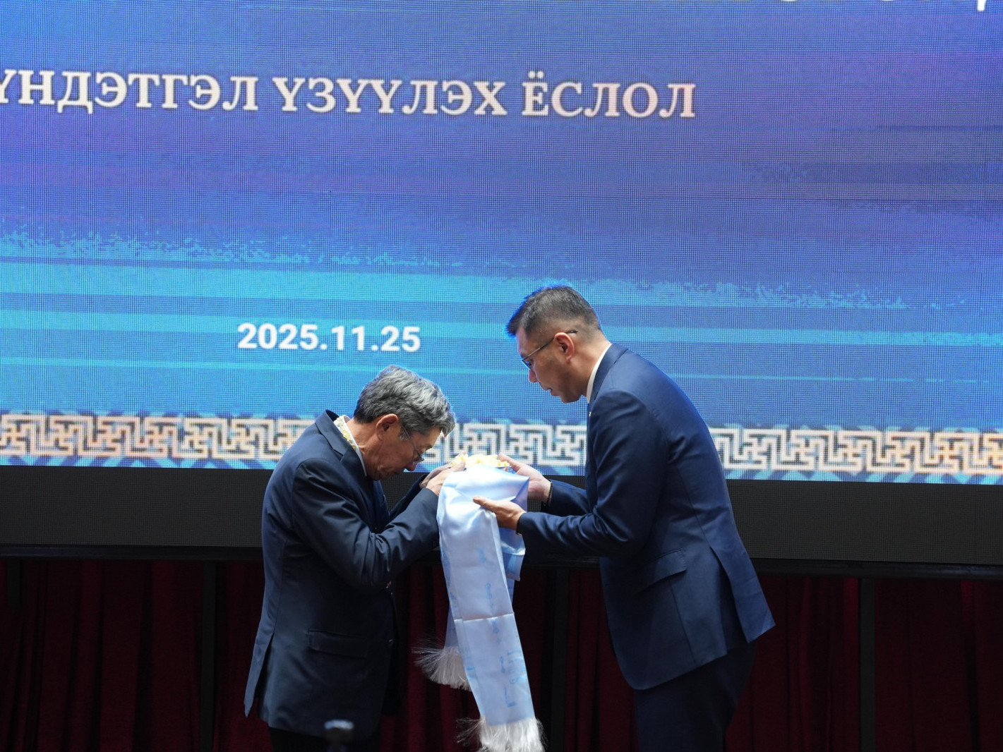 Чингис хаан одонг хүртсэн академич С.Нарангэрэл Хууль зүйн салбарын бие бүрэлдэхүүн хүндэтгэл үзүүллээ 