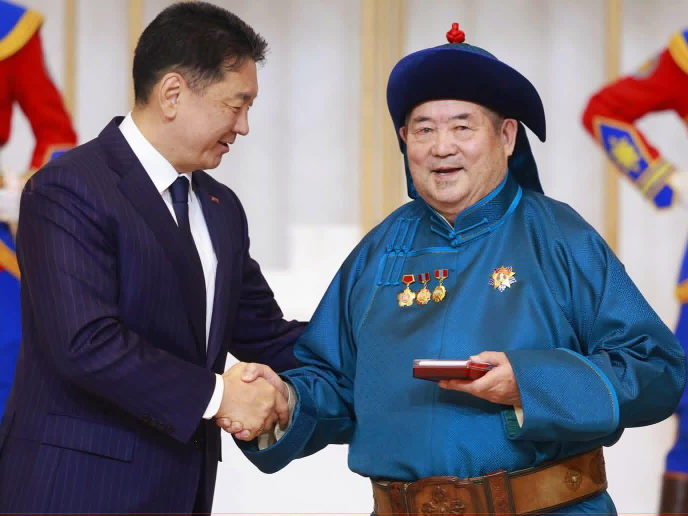 Ардын багш С.Дуламд Ерөнхийлөгч У.Хүрэлсүх Хөдөлмөрийн баатар цол хүртээлээ