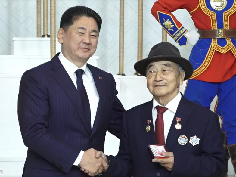 Ерөнхийлөгч У.Хүрэлсүх "Анхдугаар үндсэн хуулиа баталсан өдөр"-ийг тохиолдуулан төрийн дээд цол, одон, медаль гардуулж байна /LIVE/ 