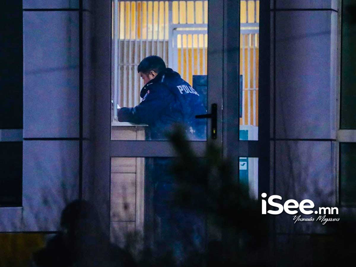 Цахимаар танилцсан эмэгтэйтэй уулзах үед нь 14-15 насны дөрвөн этгээд бүлэглэн дээрэмджээ