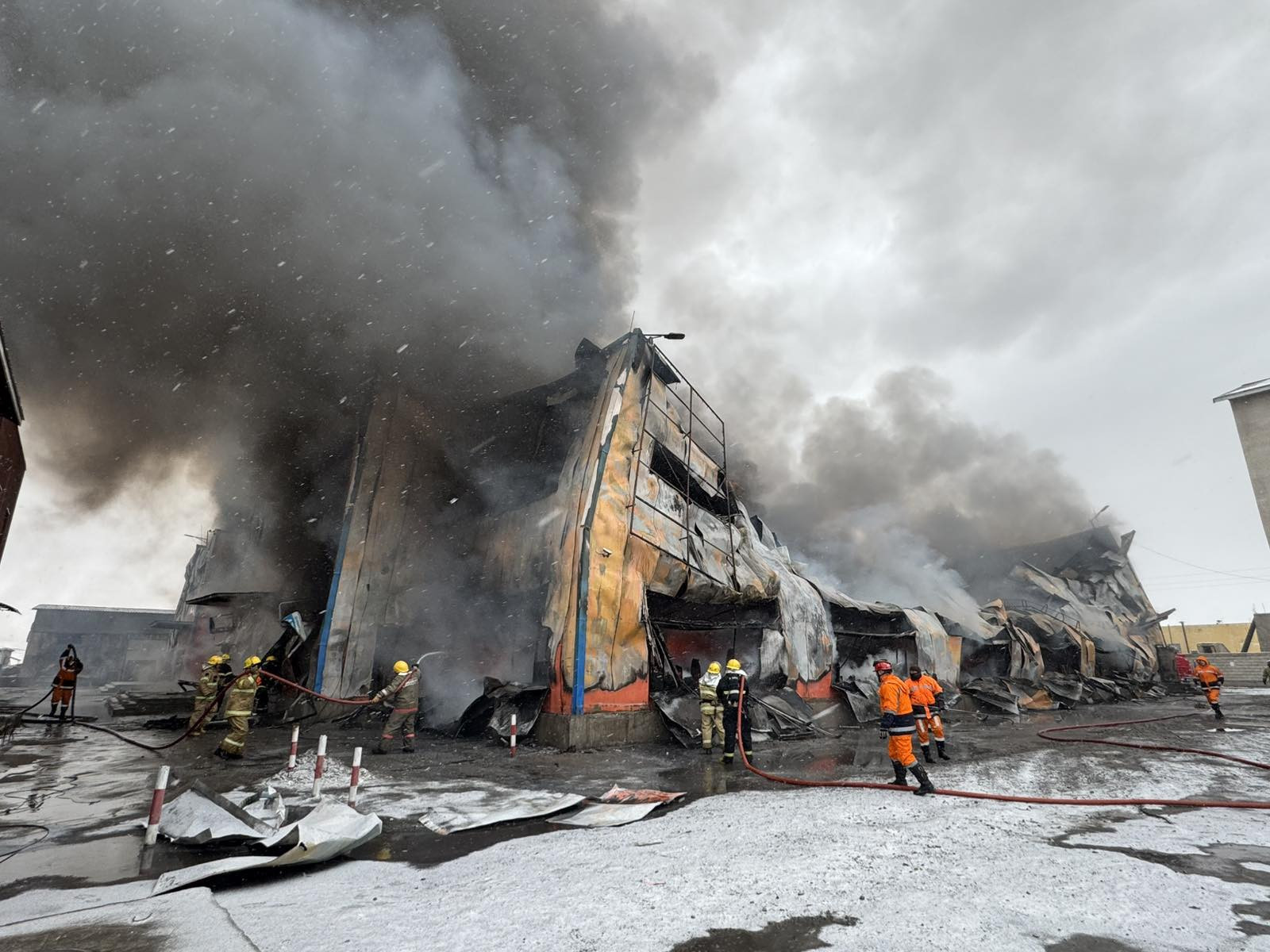 ВИДЕО: "Шинэ Улаангом зах"-д гал гарсныг унтраахаар ажиллаж байна гэж Онцгой байдлаас мэдээллээ