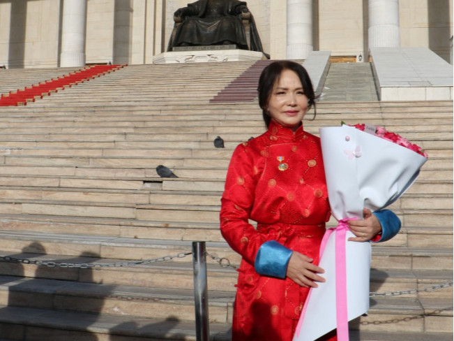 Ахмад шүүгч С.Оюунчимэийг Гавьяат хуульч цол, тэмдгээр шагналаа