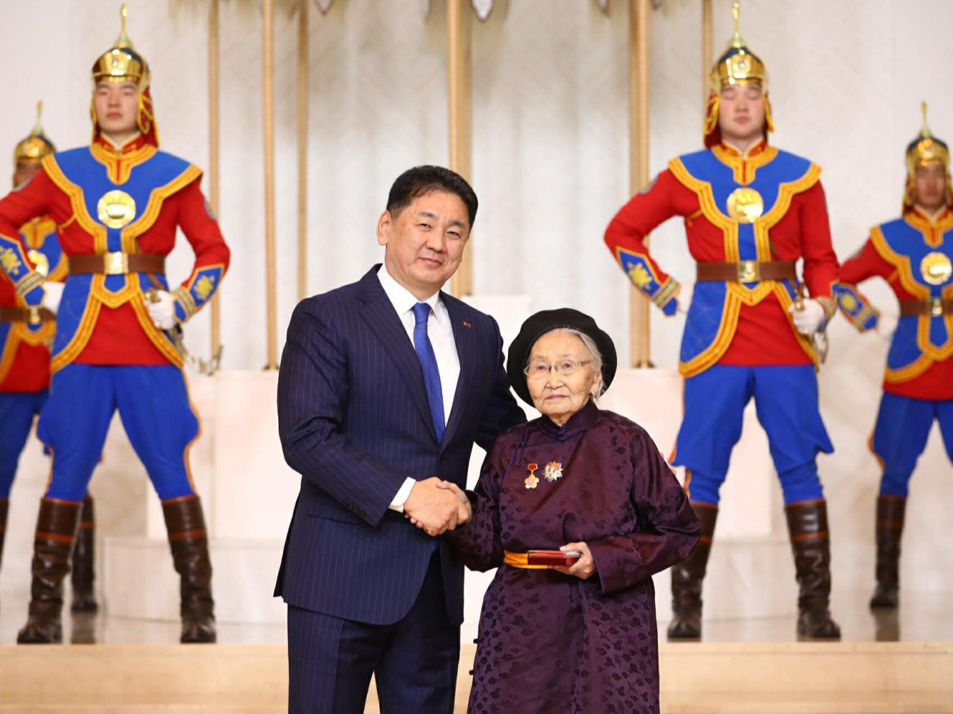 ФОТО: Ерөнхийлөгч У.Хүрэлсүх Анхдугаар Үндсэн хуулиа баталж, Бүгд Найрамдах Улс тунхагласан өдрийг тохиолдуулан төрийн дээд цол, одон, медаль гардууллаа