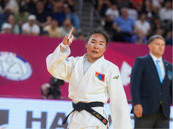 ВИДЕО: Хэнтийн удирдлагууд жүдо бөхийн ДАШТ-ний хүрэл медальт Б.Ганхайчид нэг өрөө байрыг нь албан ёсоор гардуулжээ 