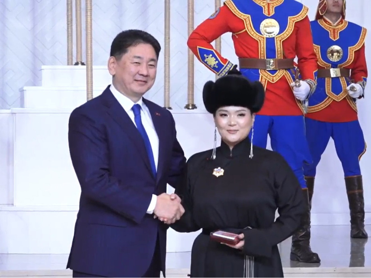 ШУУД: Ерөнхийлөгч У.Хүрэлсүх Анхдугаар Үндсэн хуулиа баталж, Бүгд Найрамдах Улс тунхагласан өдрийг тохиолдуулан төрийн дээд цол, одон, медаль гардууллаа