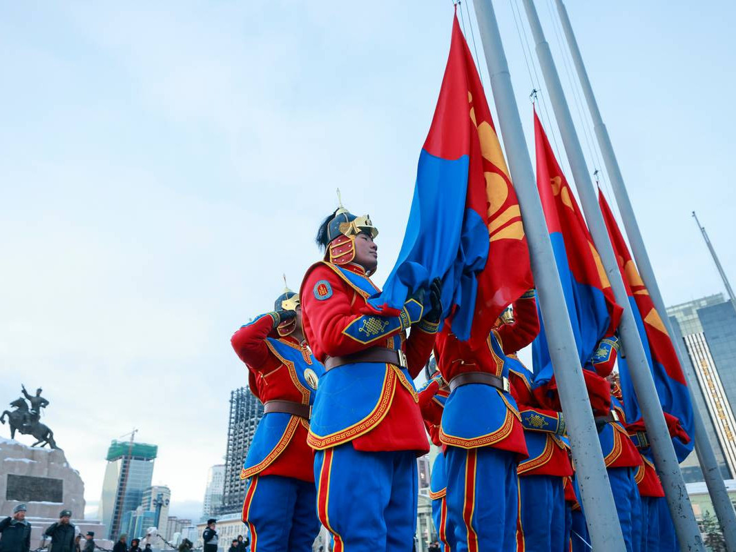 ФОТО: Монгол Улсын Төрийн далбааг мандуулах ёслол боллоо