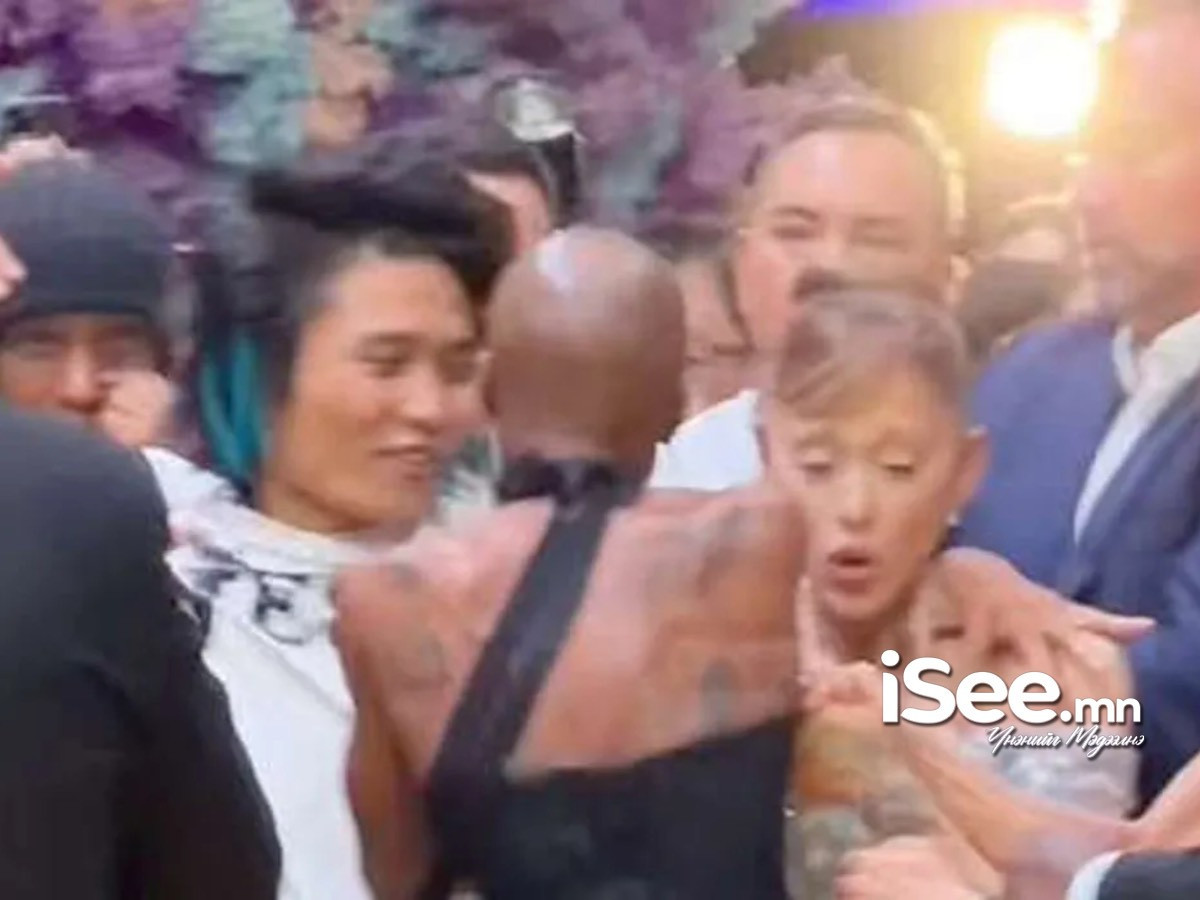 ВИДЕО: Дуучин Ариана Гранде руу дайрсан Австрали эрийг Сингапурт дахин нэвтрэхийг хоригложээ