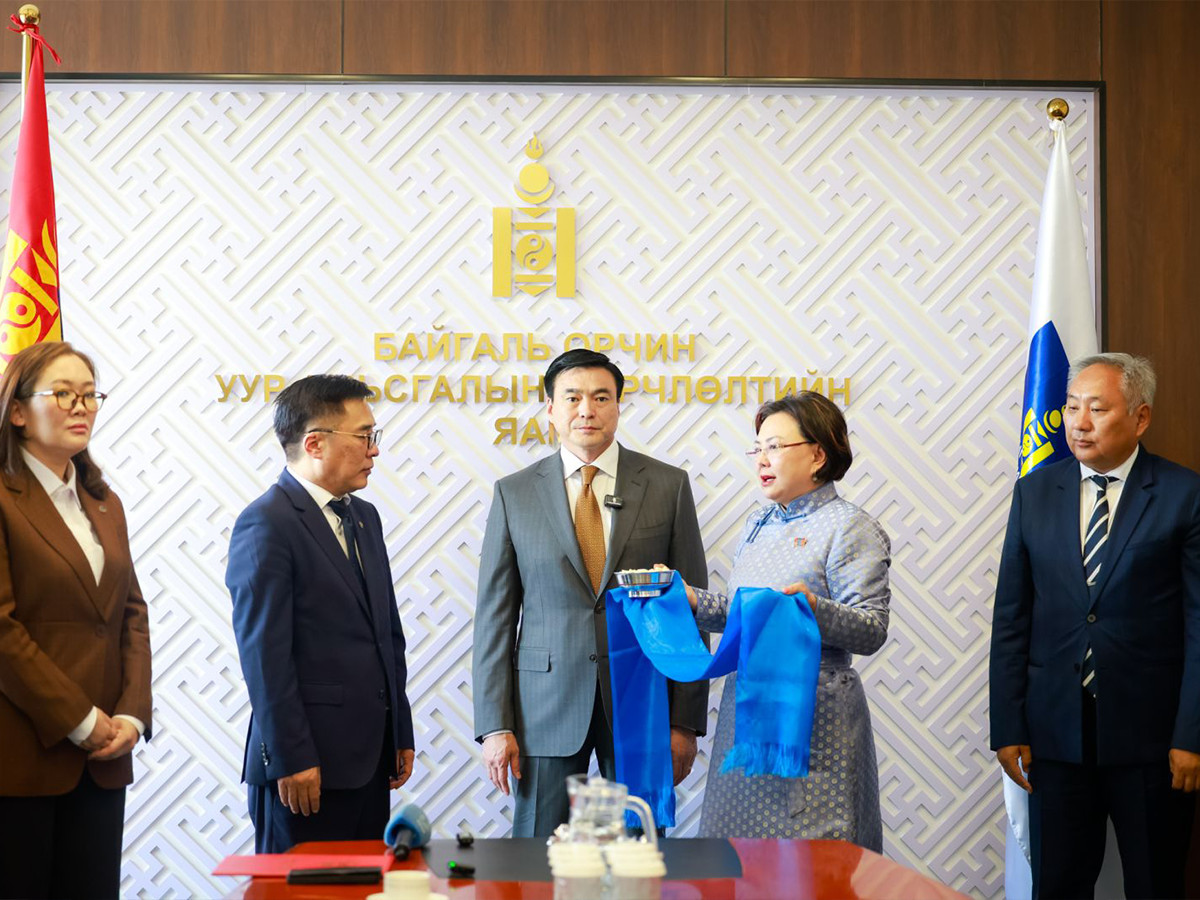 Байгаль орчин, уур амьсгалын өөрчлөлтийн сайд Б.Батбаатар тамгаа гардлаа