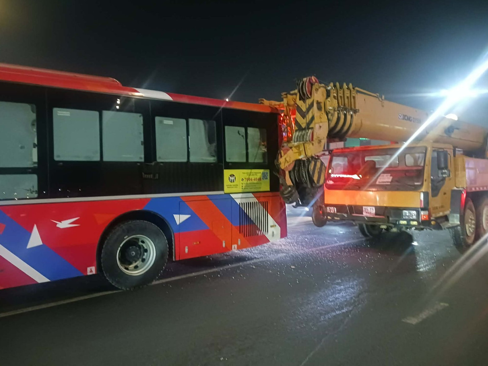 Кран автобус мөргөлдсөн осол гарчээ