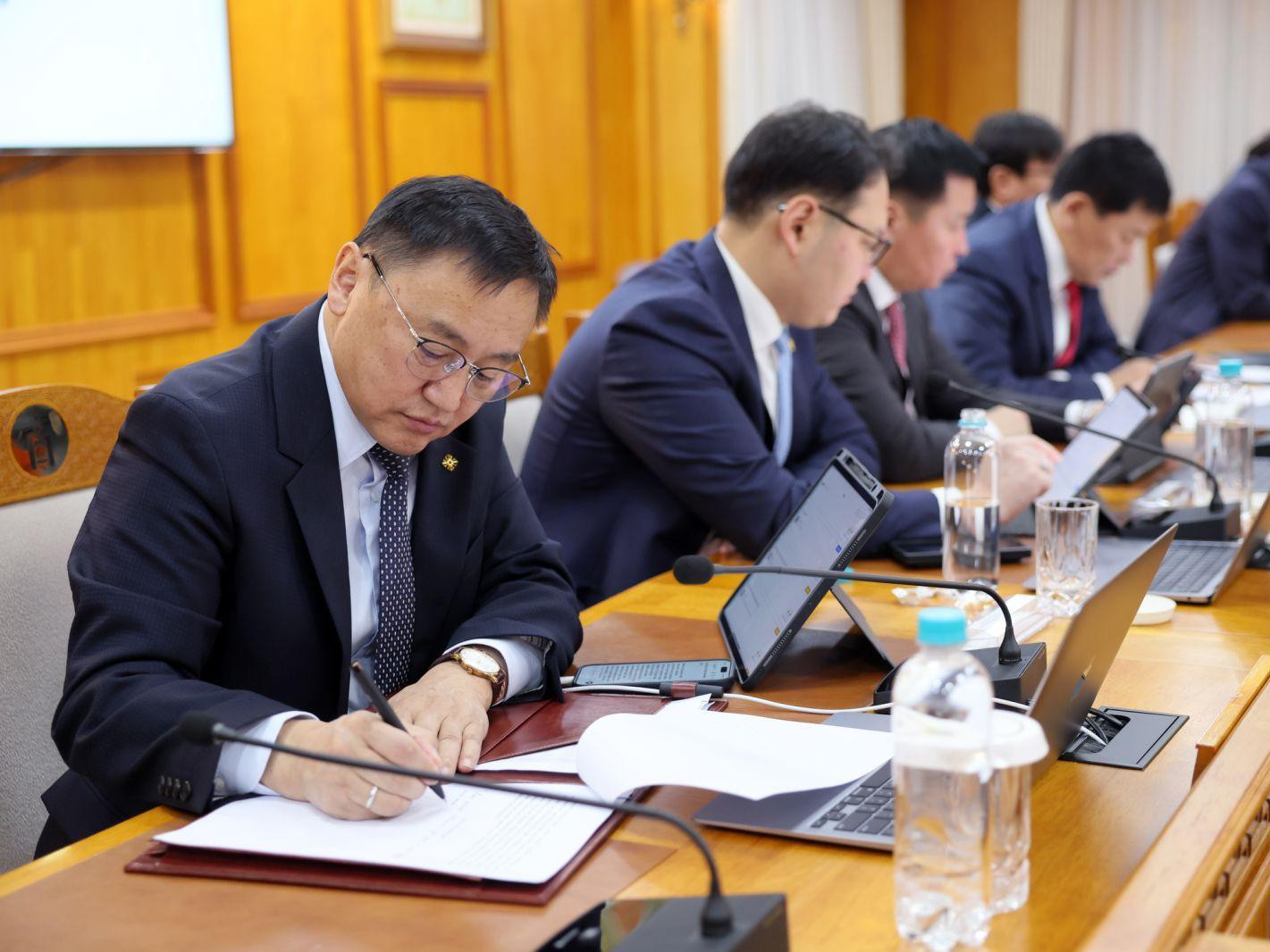 Эмч, ажилчдын илүү цагийн хөлс, урвалж оношлуурын зардалд Засгийн газрын нөөц сангаас нэг тэрбум 400 сая төгрөг гаргана