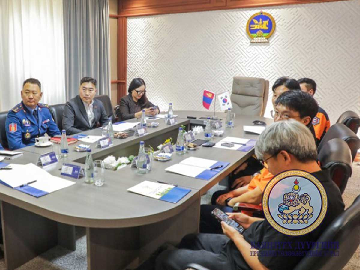 Баянзүрх дүүргийн Онцгой байдлын хэлтэст шаардлагатай автомашин болон хувцас хэрэглэлийг гардууллаа