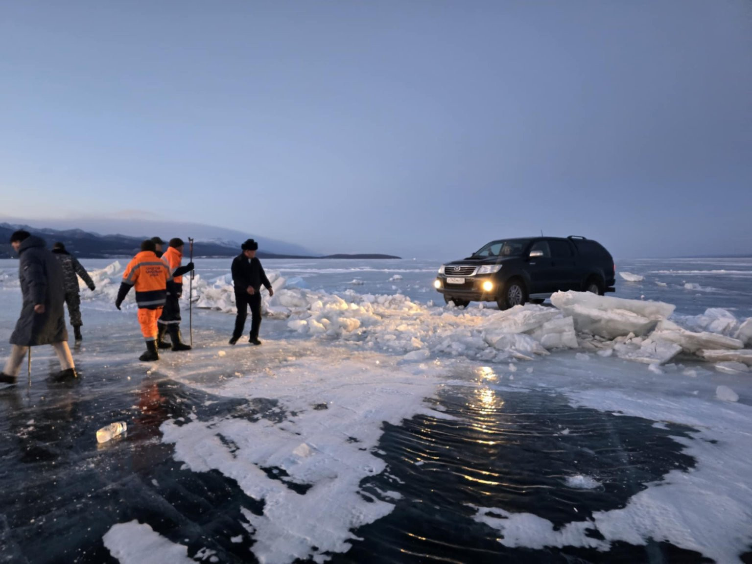 Гол, нуурын мөс нимгэн байгаа тул баталгаат зам гүүр, гармаар зорчихыг анхаарууллаа