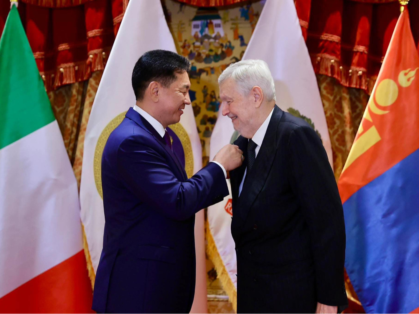 ФОТО: Монгол, Италийн харилцааг хөгжүүлэхэд үнэтэй хувь нэмэр оруулсан иргэдийг шагналаа