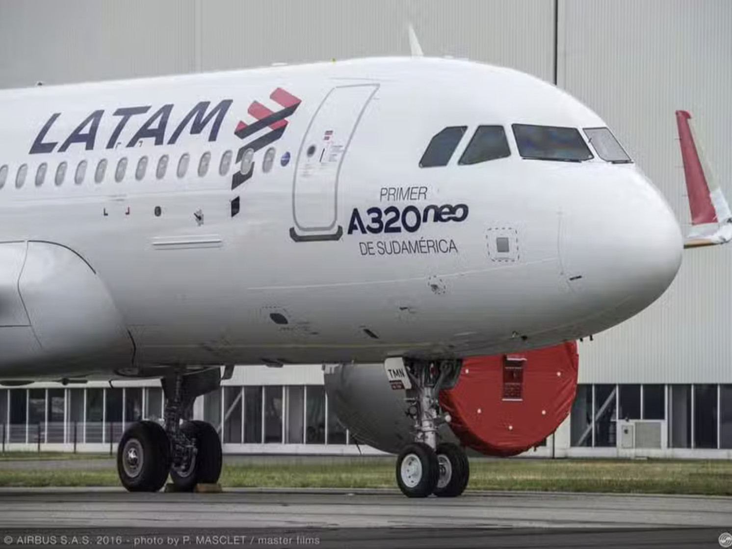 ВИДЕО: Бразилаас хөөрөх гэж байсан онгоцны бүхээгт утаа хуримтлагдаж, гал гарчээ