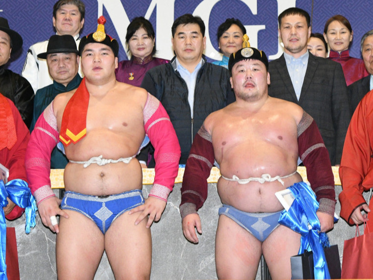 ЭХЭМҮТ-ийн нэрэмжит хандивын барилдаанд Улсын арслан Э.Батмагнай түрүүлж, Улсын начин Б.Даваа-Очир үзүүрлэлээ