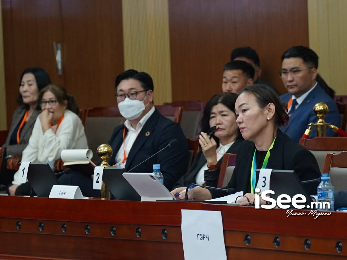 ФОТО: Оюутолгойн сонсголд Б.Жагар, С.Ганбаатарын туслах нар иргэдийг төлөөлж ирсэн бололтой