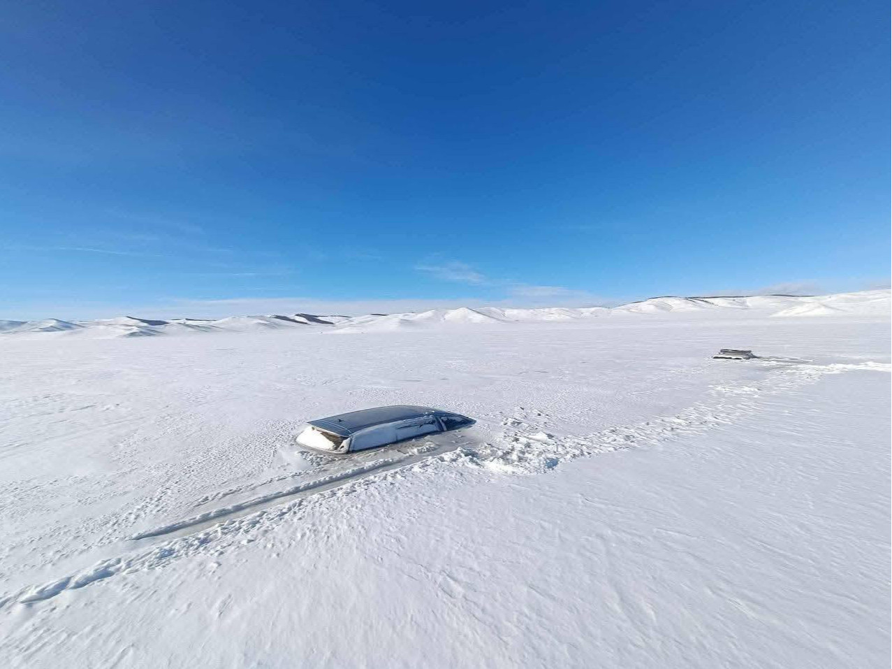 Хар-Ус нуурын мөсөнд суусан “Prius-20” загварын суудлын автомашиныг татан гаргажээ 