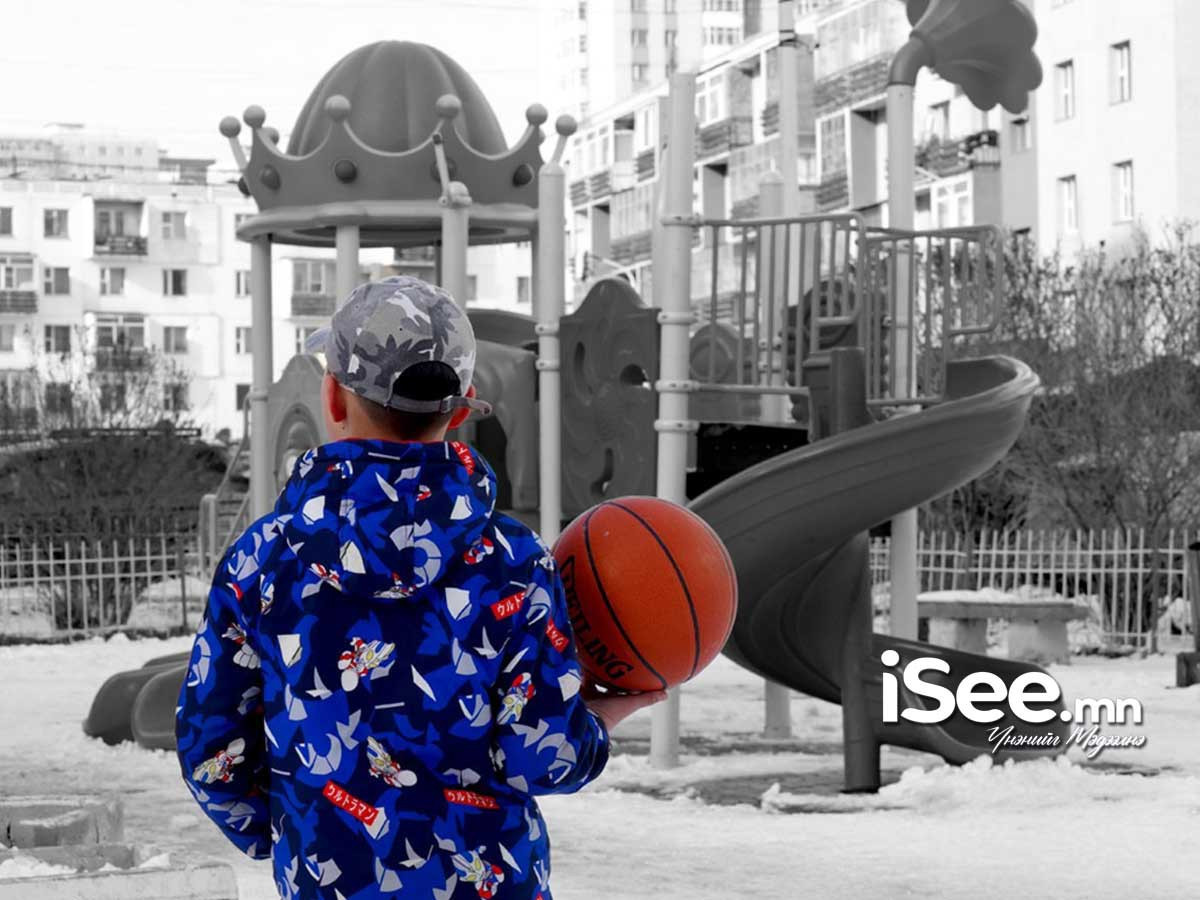 Тоглоомын талбайд тоглож байсан бага насны хүүхдүүдийг хутгалж, хүнд гэмтэл учруулсан этгээдийг яллажээ