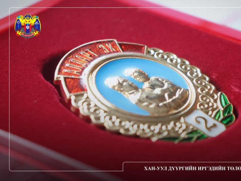 Хан-уул дүүргийн ээжүүд “алдарт эхийн” одонгоо гардан авлаа