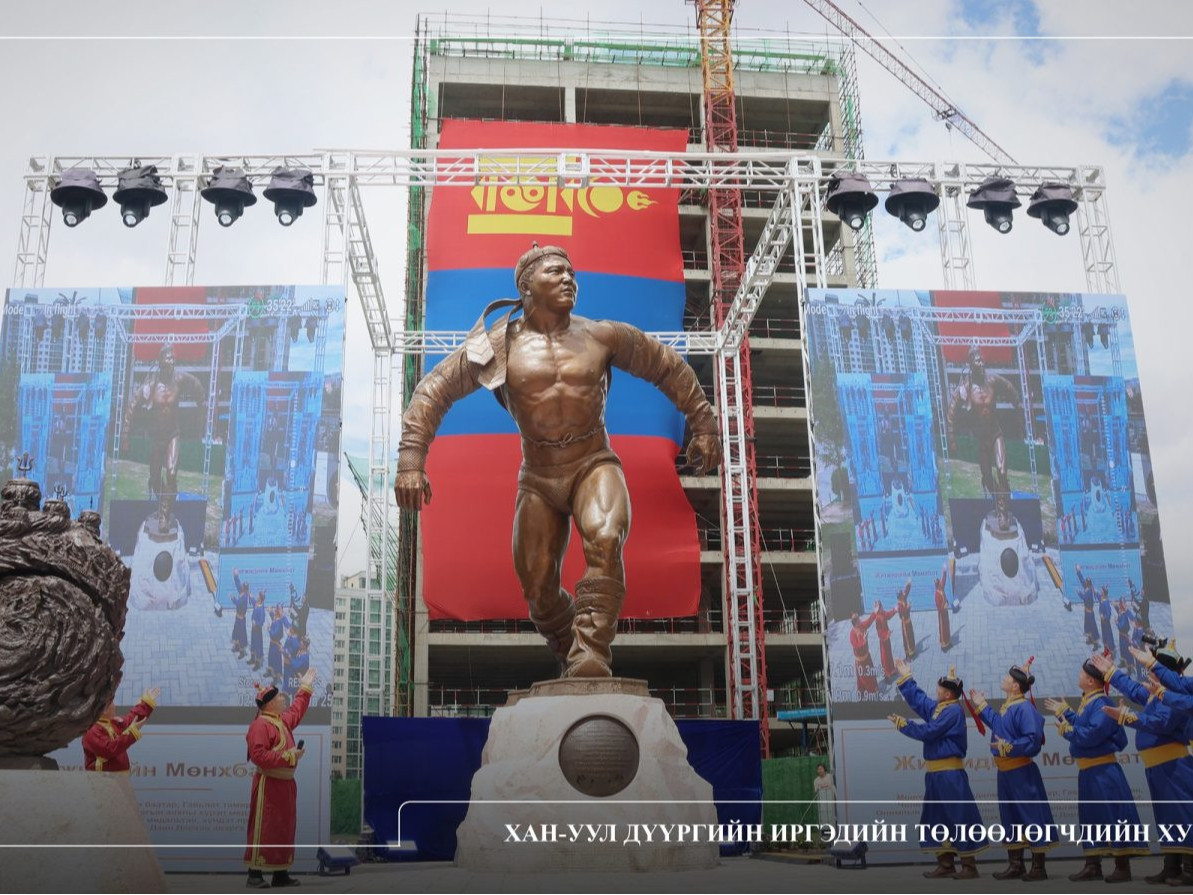 Дархан аварга Ж.Мөнхбатын гэрэлт хөшөө ХУД-ийн 15-р хороо, төв цэнгэлдэхийн өмнө сүндэрлэлээ