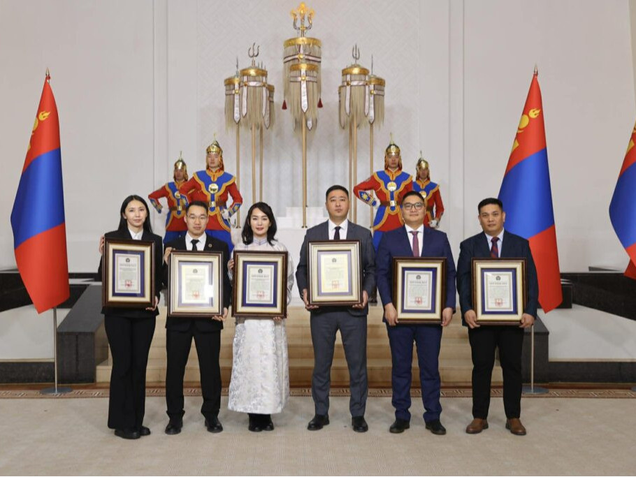 ФОТО: Шилдэг залуу эрдэмтэн, эмч нар Ерөнхийлөгчийн нэрэмжит шагнал хүртлээ