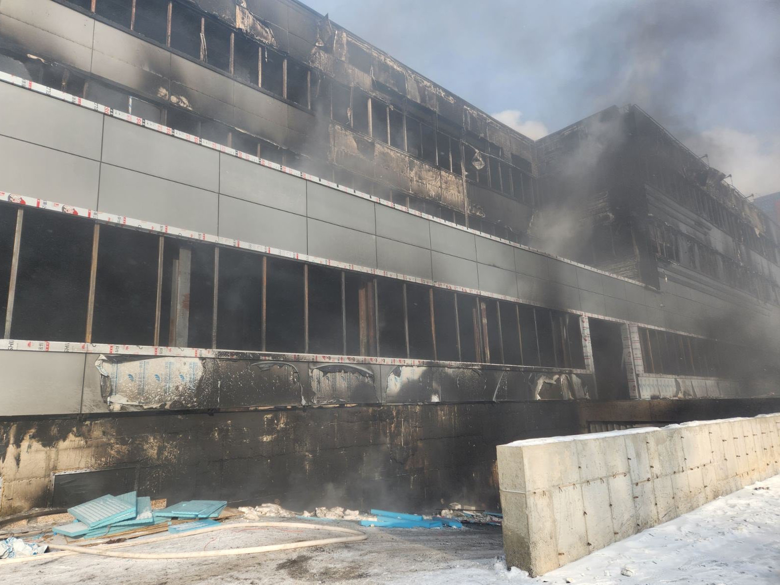 Авто худалдааны төвд гарсан гал түймрийг бүрэн унтаасан талаар ОБЕГ-аас мэдээллээ