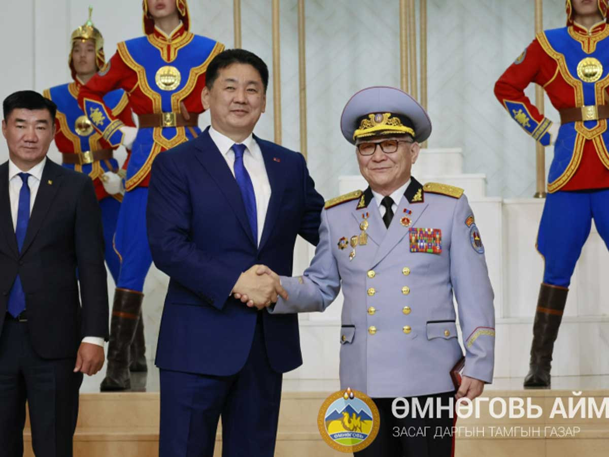 Өмнөговь аймгийн Ханбогд сумын уугуул хошууч генерал  П.Даш му-ын үйлчилгээний гавьяат ажилтан цол хүртлээ