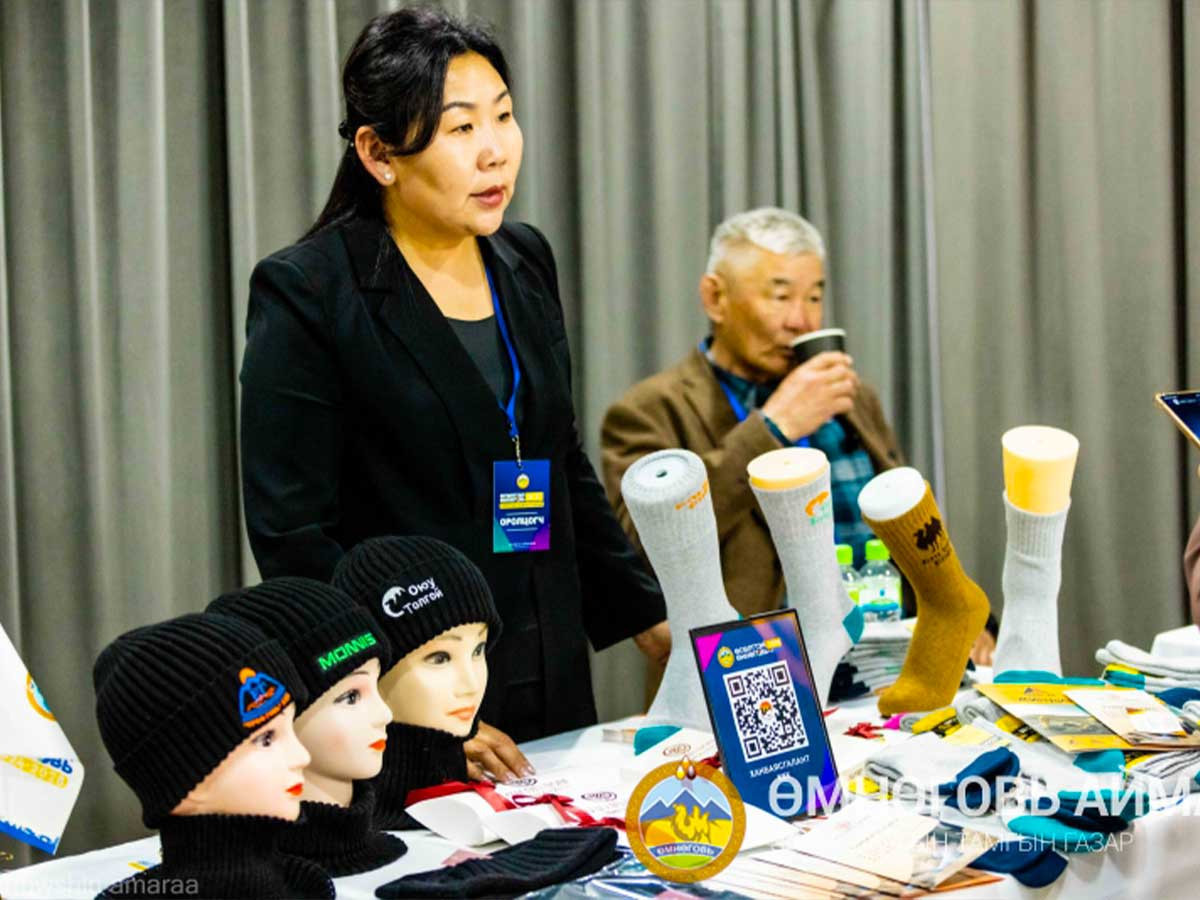 Өмнөговь аймгийн бизнес эрхлэгчид "Өсөлттэй Өмнөговь-хамтын ажиллагаа 2025" арга хэмжээнд бүтээгдэхүүнээ танилцуулж байна