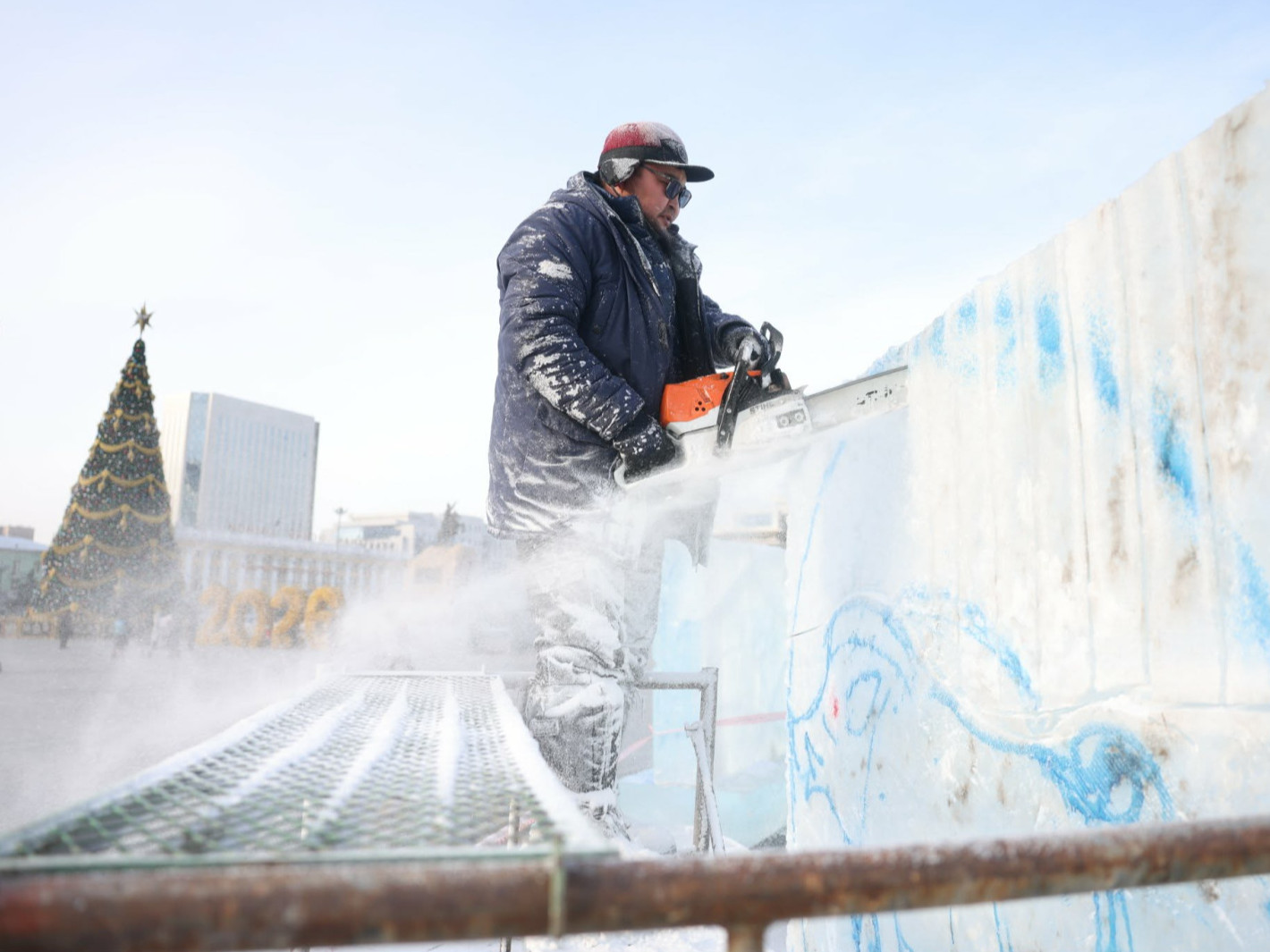 ФОТО: Төв талбайд мөсөн хотхон урлаж байна