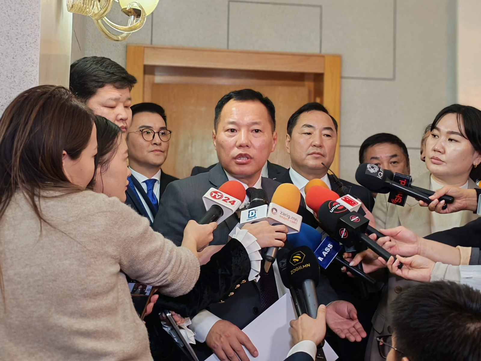 О.Цогтгэрэл: Дэд сайдтай байхаар заасан Засгийн газрын тухай хуулийг өөрчлөхөд АН-тай хамтран ажиллая гэж Ерөнхий сайд хэлсэн