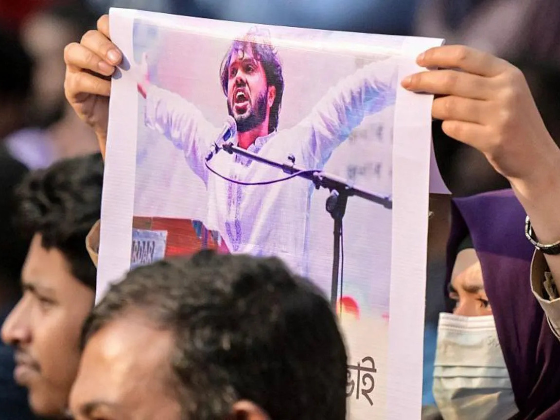 Бангладешийн Ерөнхий сайдыг огцруулсан жагсаалын "удирдагч" нас барсны дараа тус улсад хүчирхийлэл дэгджээ