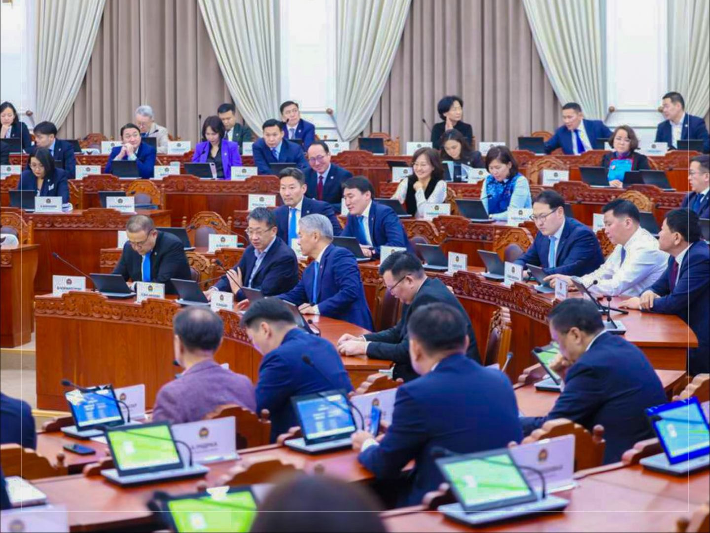 Чуулганы хуралдаанаар Түгээмэл тархацтай ашигт малтмалын тухай хуульд нэмэлт, өөрчлөлт оруулах тухай хуулийн төслийг хэлэлцэж байна 