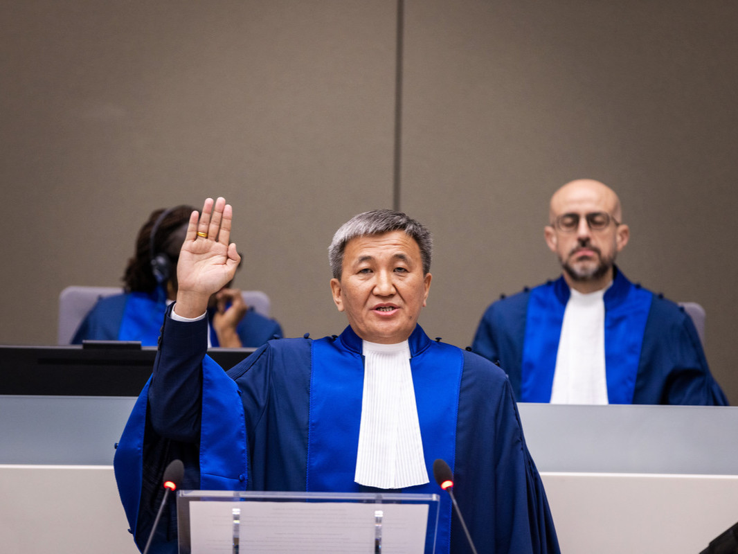 Гаагийн монгол шүүгч Д.Эрдэнэбалсүрэнд тавьсан АНУ-ын Ерөнхийлөгч Д.Трампын хоригийг “шударга ёсыг эрсдэлд оруулсан" гэж дүгнэжээ