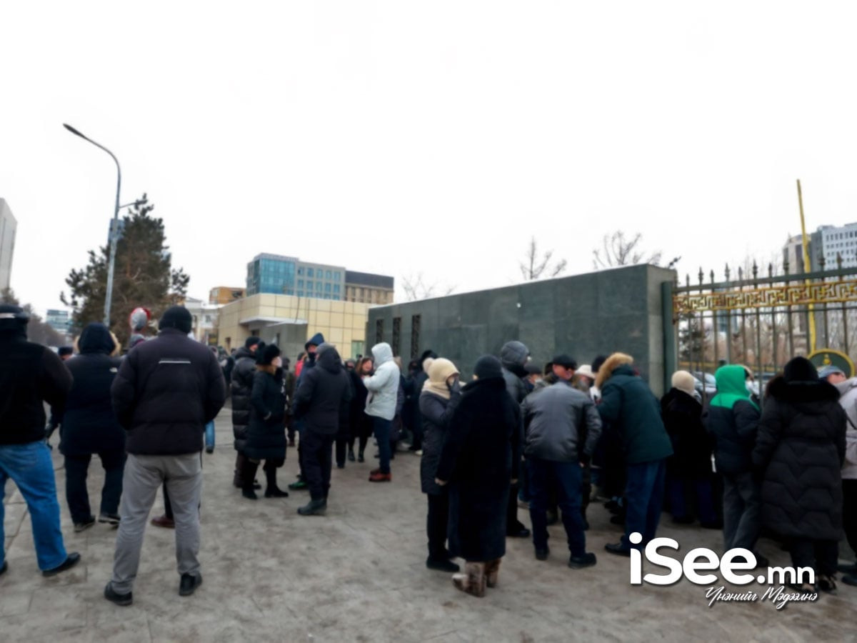 ВИДЕО: Бензин, шатахууны хомсдлыг долоо хоногийн дотор арилгаж, салбар хариуцсан сайдыг огцруулахыг иргэд шаардаж, жагсаж байна
