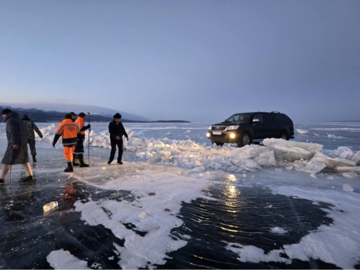 Гол мөрөн, нуурын мөс өмнөх оны мөн үеэс 5-40 см нимгэн байна