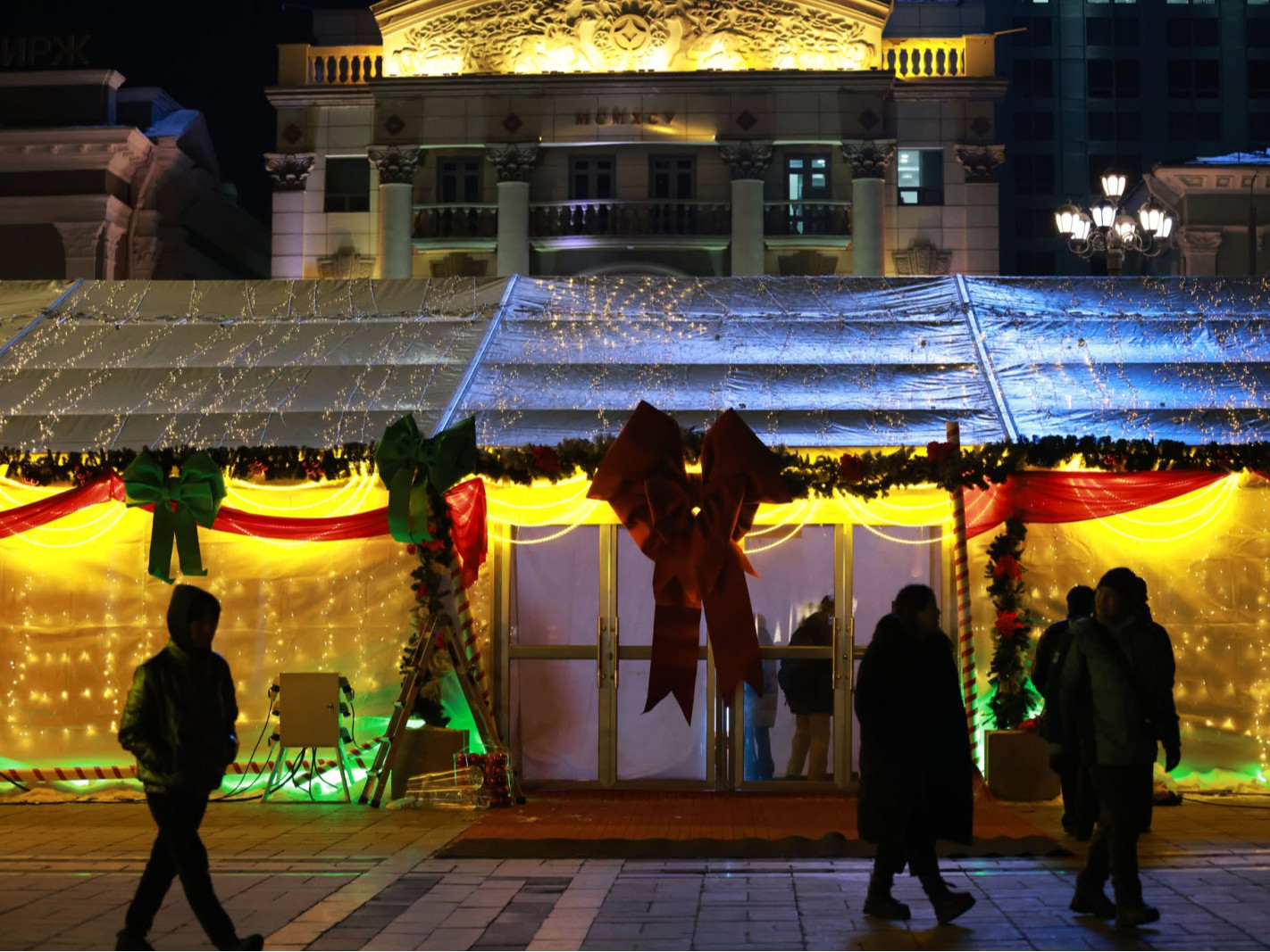 ФОТО: Төв талбайд “Крисмасс маркет” ажиллаж эхэллээ