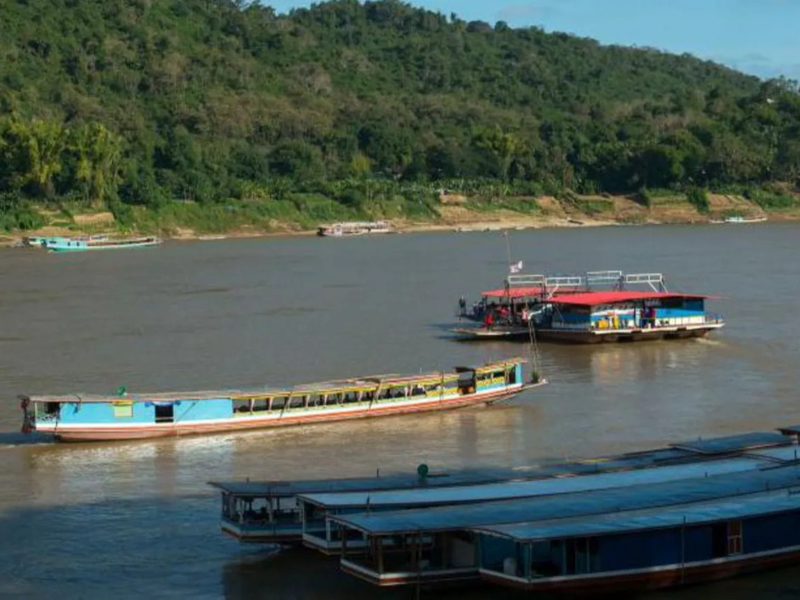 Лаост 140 гаруй жуулчин тээвэрлэж явсан завь хөмөрч, олон хүн амь эрсдэх нөхцөлд оржээ