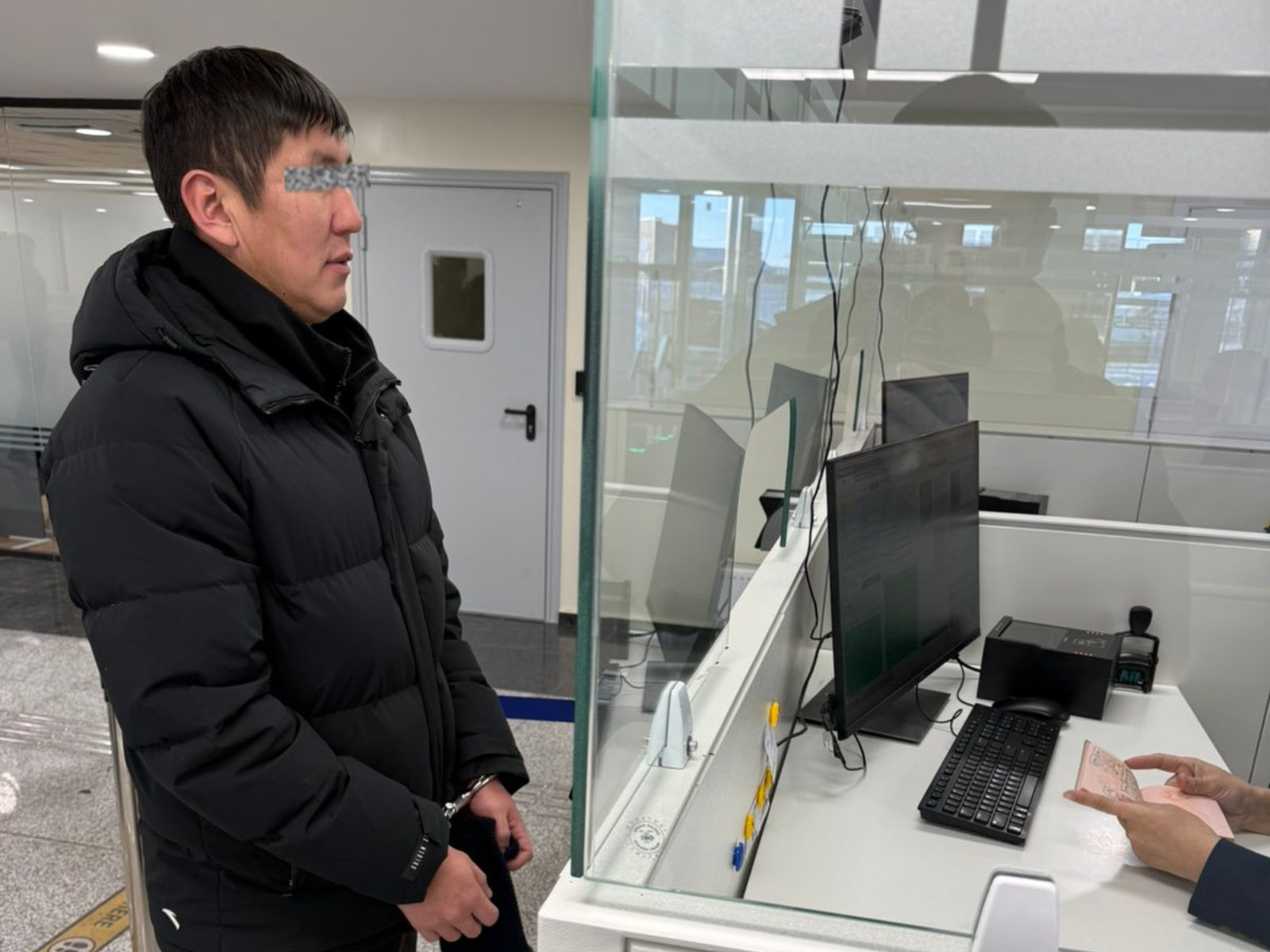 Интерполоор эрэн сурвалжлагдаж байсан ОХУ-ын иргэнийг харьяалах улсынх нь хууль хяналтын байгууллагад шилжүүлжээ