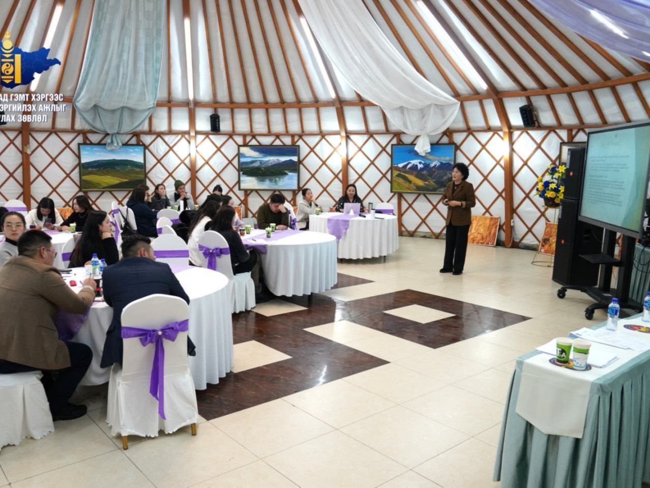 “Жендэрийн мэдрэмжтэй мэдээлэх нь” сургалт болж байна