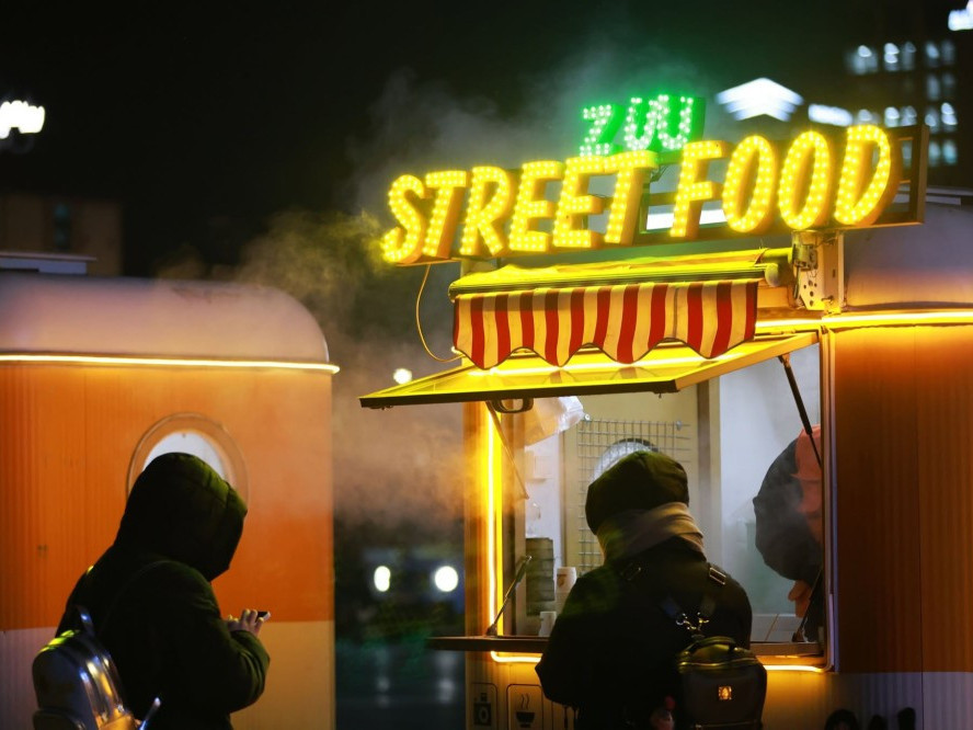 Сүхбаатарын талбайд он дуустал өдөр бүр 18:00-19:00 цагийн хооронд урлагийн тоглолттой