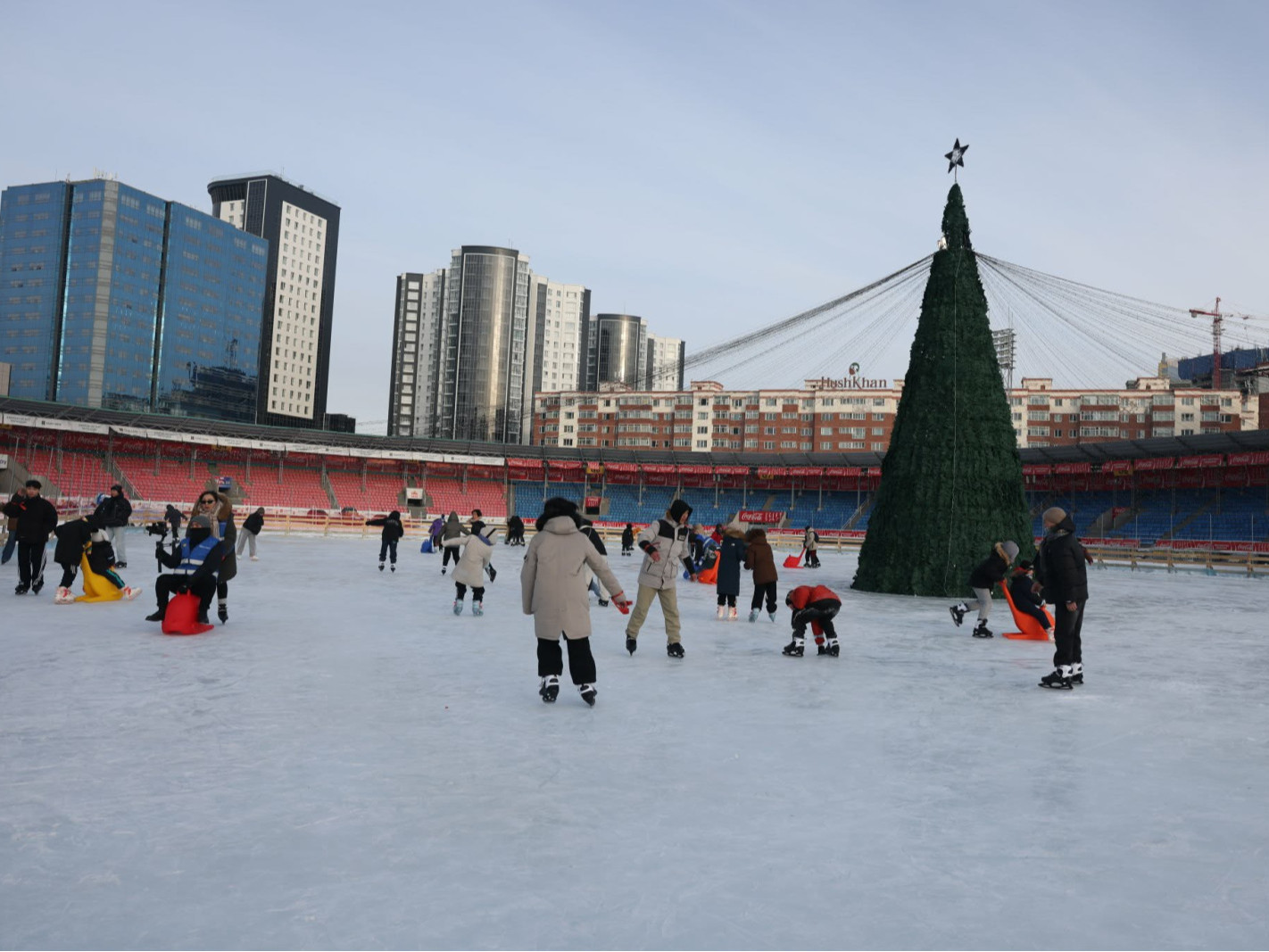 ФОТО: “Мөрөөдлийн мөсөн цэнгэлдэх–2025” Төв цэнгэлдэх хүрээлэнд нээлтээ хийлээ