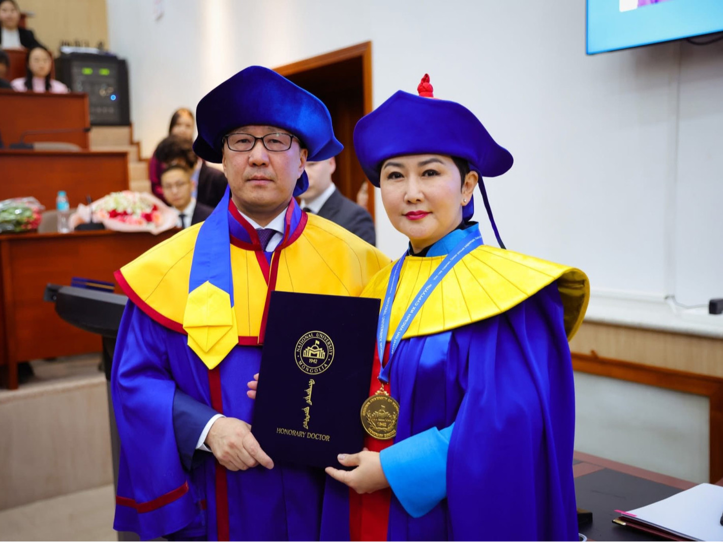 Гадаад харилцааны сайд Б.Батцэцэгт “Хүндэт доктор“ цол хүртээлээ