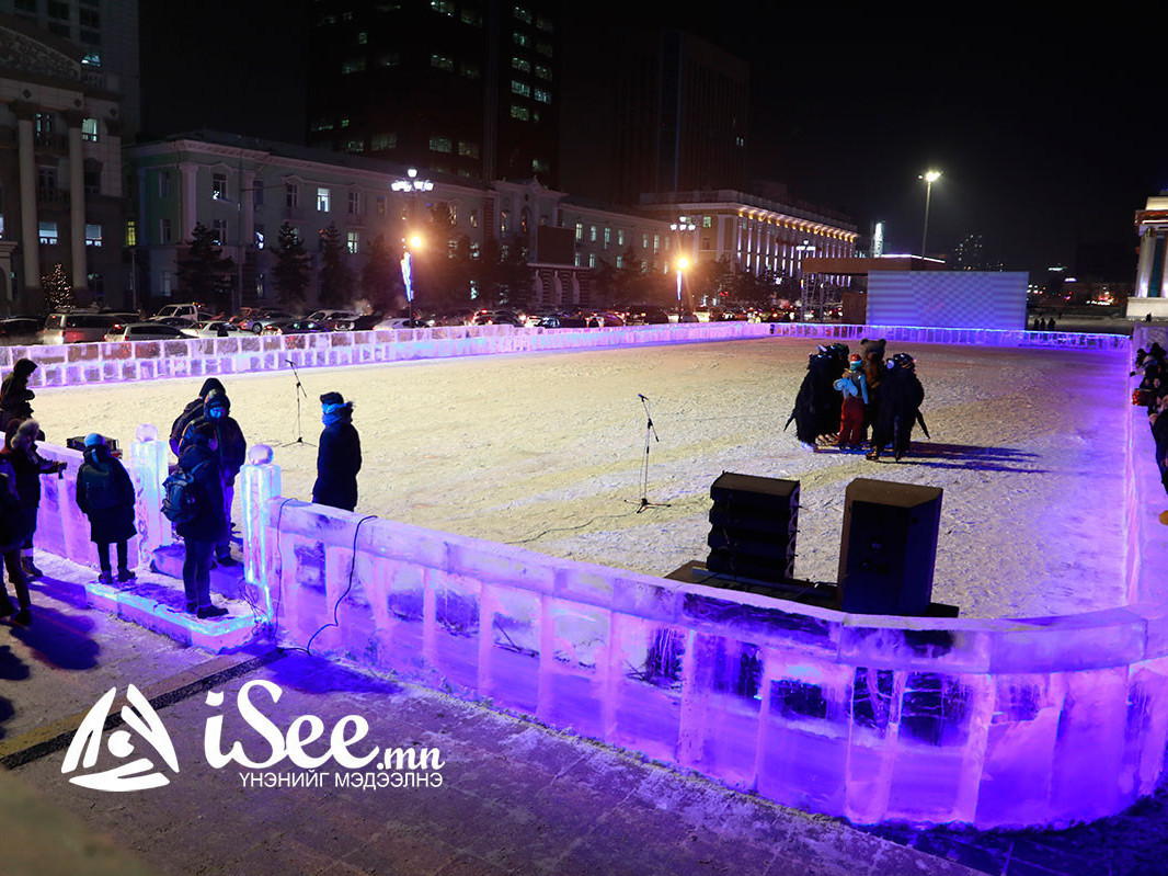 Нийслэлийн 6 дүүрэгт мөсөн гулгуурын талбай, мөсөн хотхон байгуулжээ