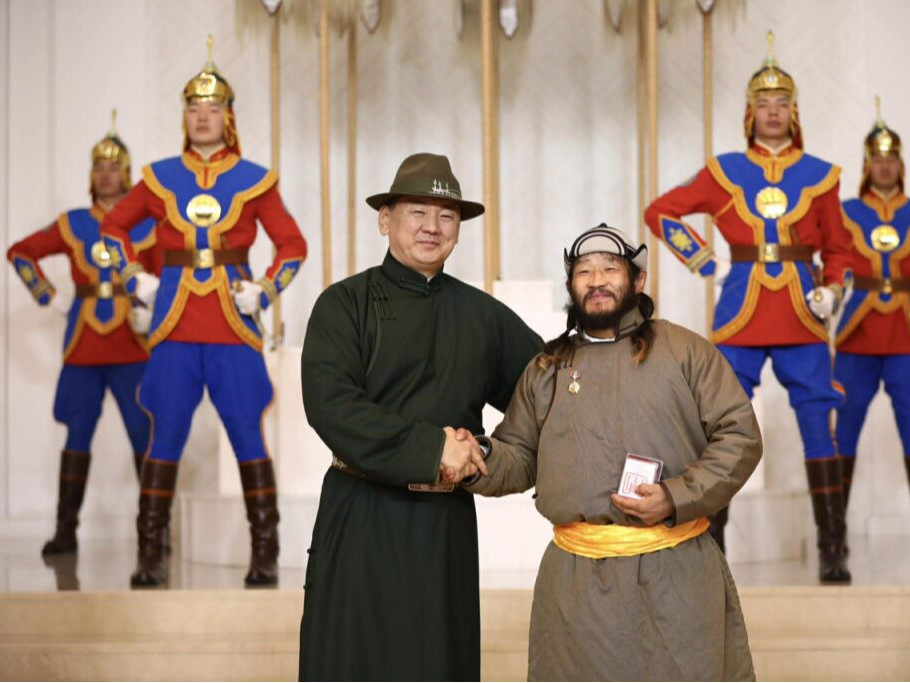 ФОТО: Монгол Улсын Ерөнхийлөгч У.Хүрэлсүх төрийн дээд цол, одон, медаль гардууллаа