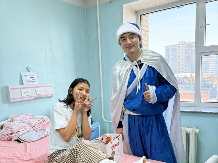 ФОТО: Юүтүбэр Б.Түшиг ГССҮТ-д зочилж, эмчлүүлж буй бүх хүүхдүүдэд бэлэг өгчээ