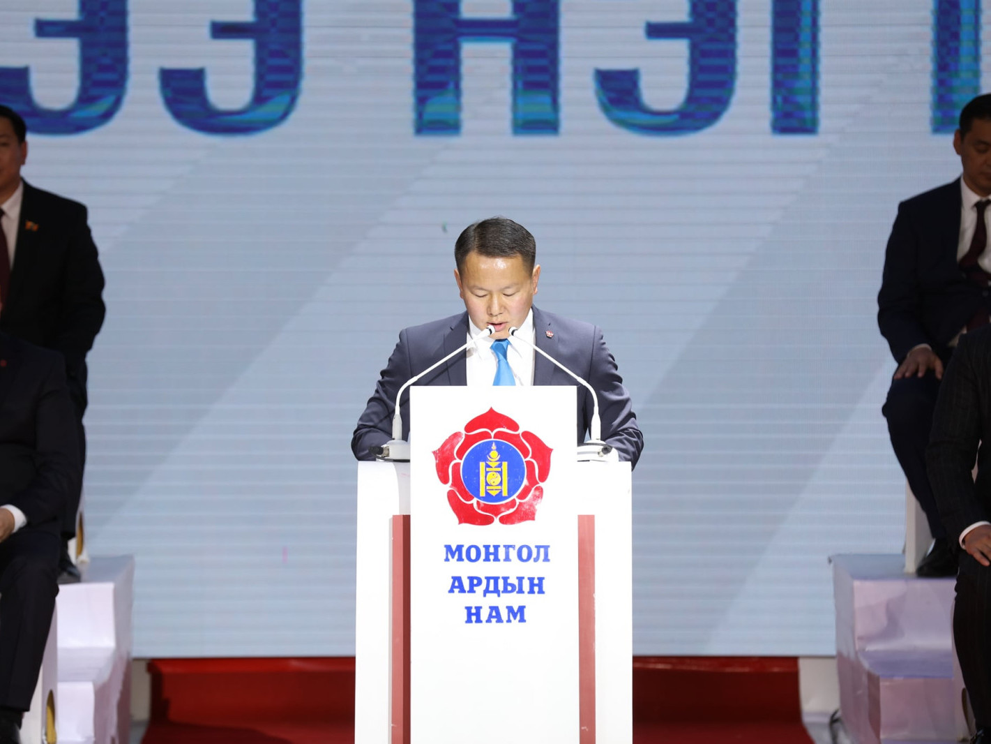 ВИДЕО: ”Өмчгүй төр хүчгүй” гэж хачин коммунист үгийг магадгүй МАН-ын сүлжээгээр Сонгинохайрханаас УИХ-д орсон Н.Алтаншагай ярьж байна