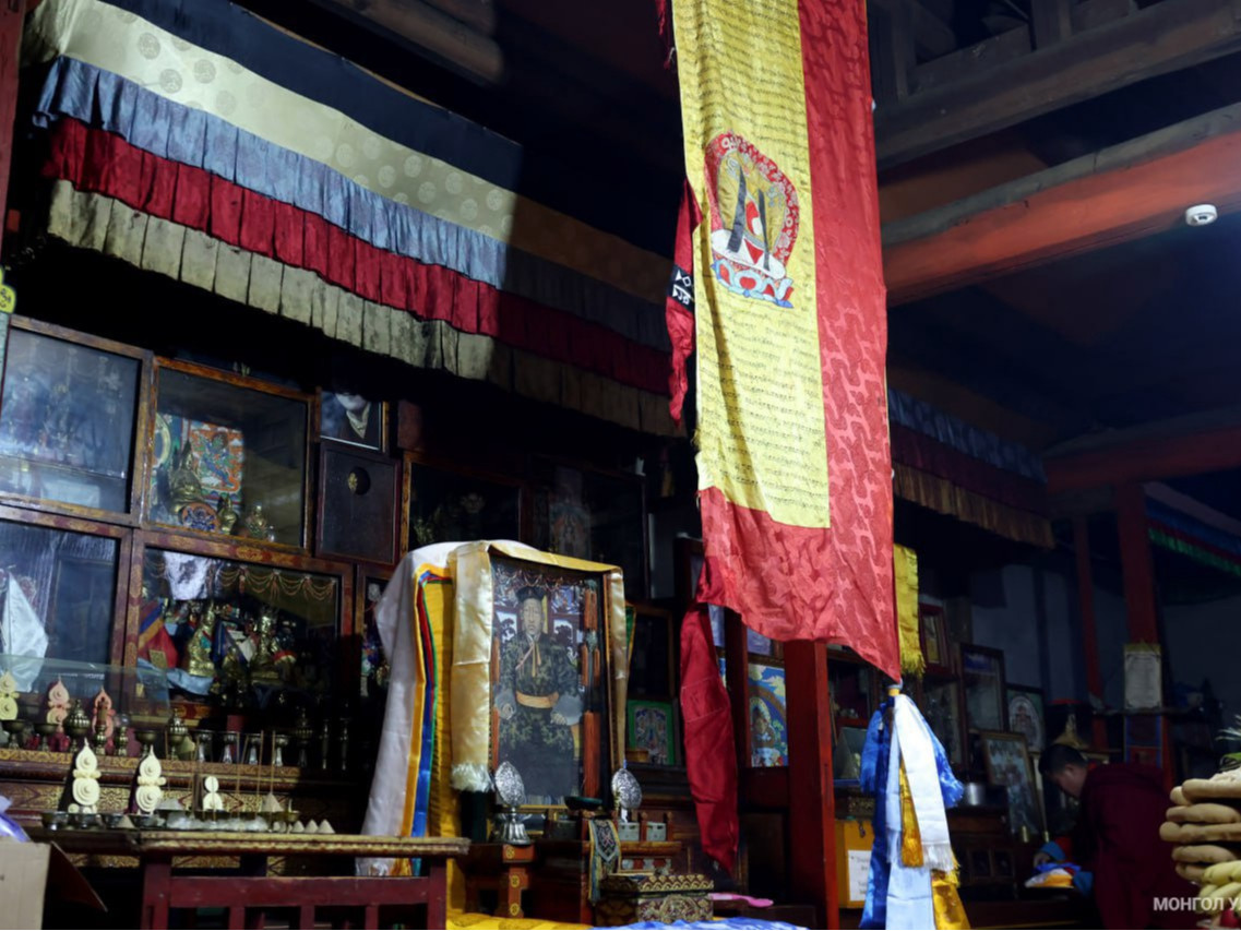 Богд хаант Монгол Улсын Төрийн бэлгэдэл далбааг эх хувиар нь үзүүлнэ