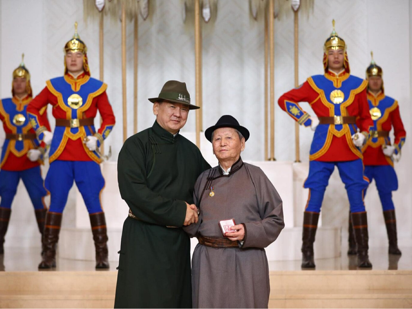 Ахмад багш Батаагийн Минжүүрдоржид гавьяат багш цол хүртээлээ