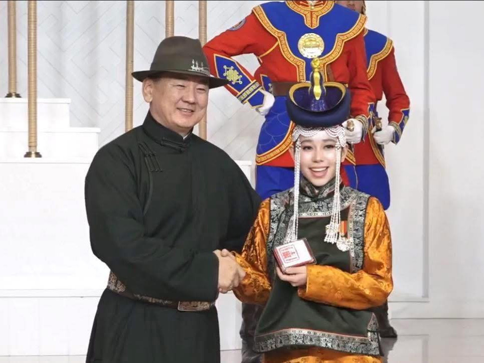 "Silk Way star" шоуны ялагч дуучин И.Мишээлийг Төрийн дээд Алтан гадас одонгоор шагналаа