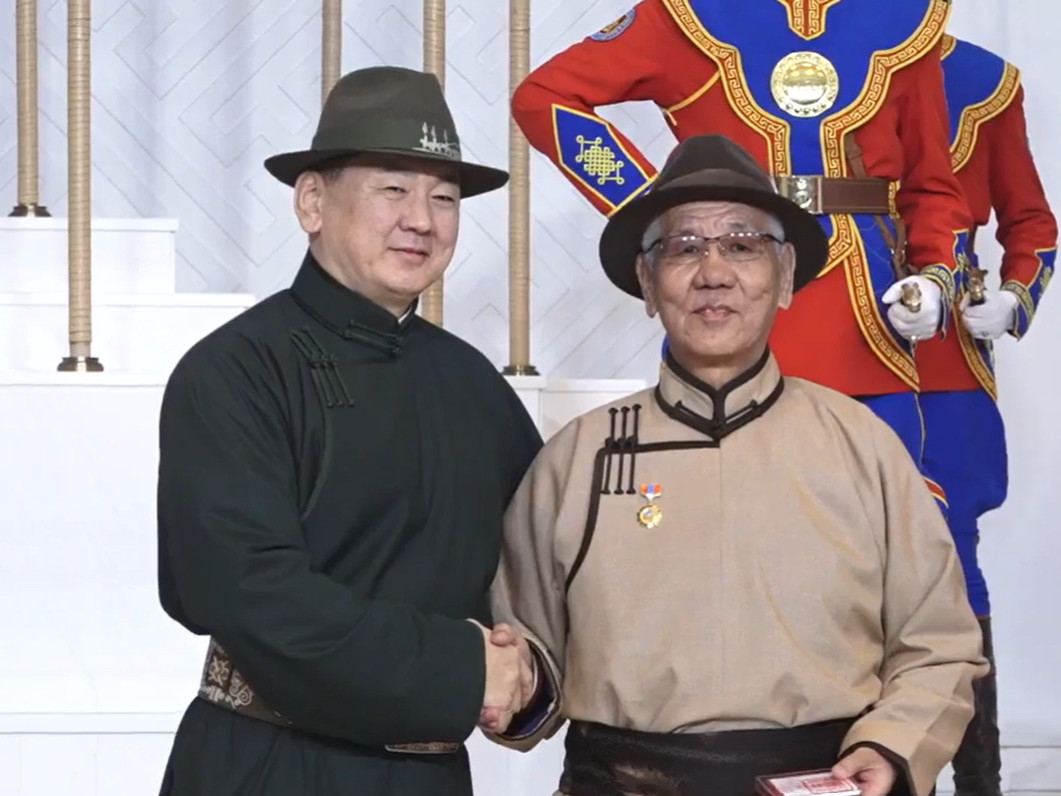 Монгол Улсын Ерөнхийлөгч У.Хүрэлсүх төрийн дээд цол, одон, медаль гардуулж байна